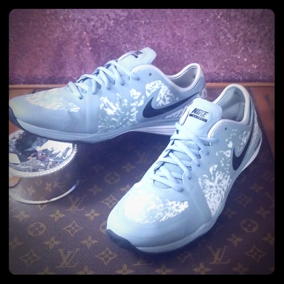 nike snow leopard trainers